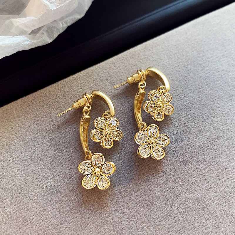 Gold flower earrings, niche and unique earrings, women's 2024 new popular light luxury high-end ear accessories