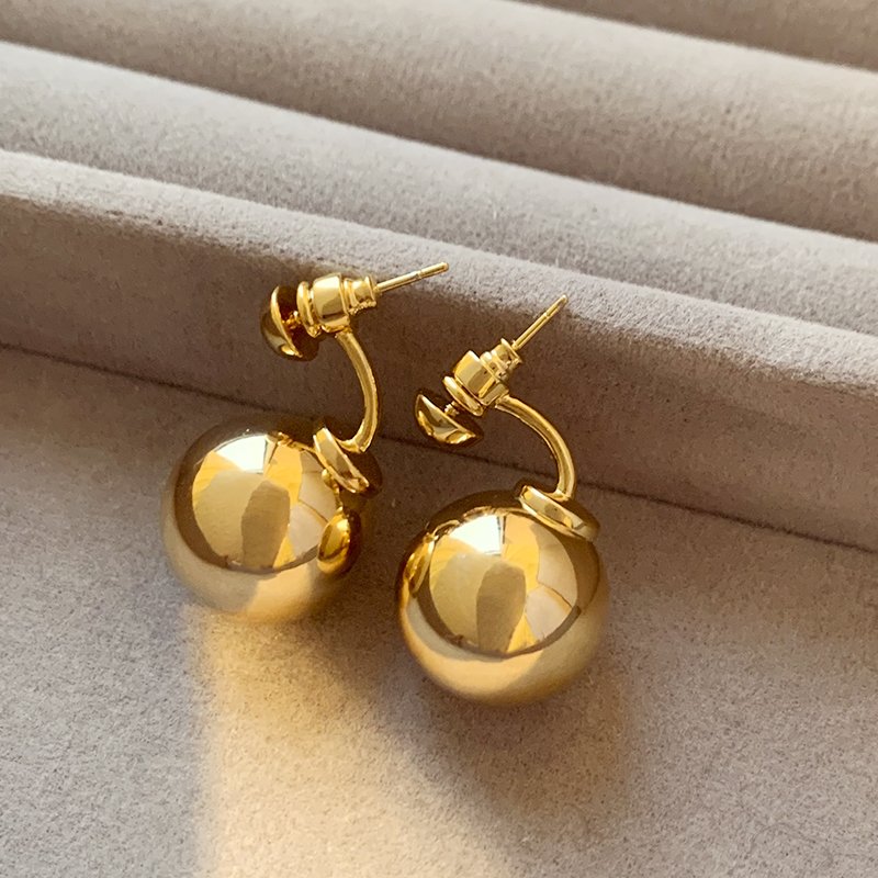 Gold round earrings for women with a light luxury temperament, 2024 new popular high-end and unique ear accessories