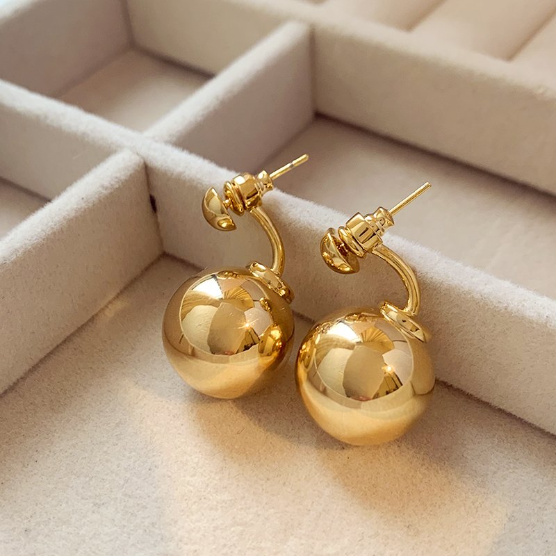 Gold round earrings for women with a light luxury temperament, 2024 new popular high-end and unique ear accessories