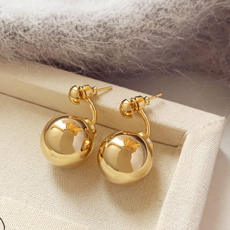 Gold round earrings for women with a light luxury temperament, 2024 new popular high-end and unique ear accessories