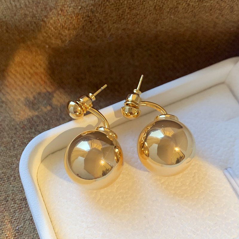 Gold round earrings for women with a light luxury temperament, 2024 new popular high-end and unique ear accessories