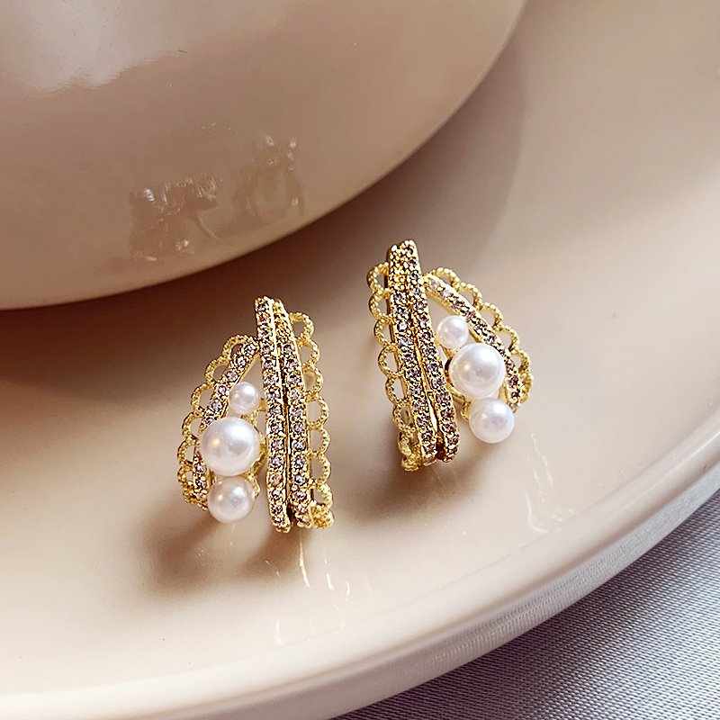 Gold studded pearl earrings for women 2024 new popular high-end earrings, niche unique design ear accessories