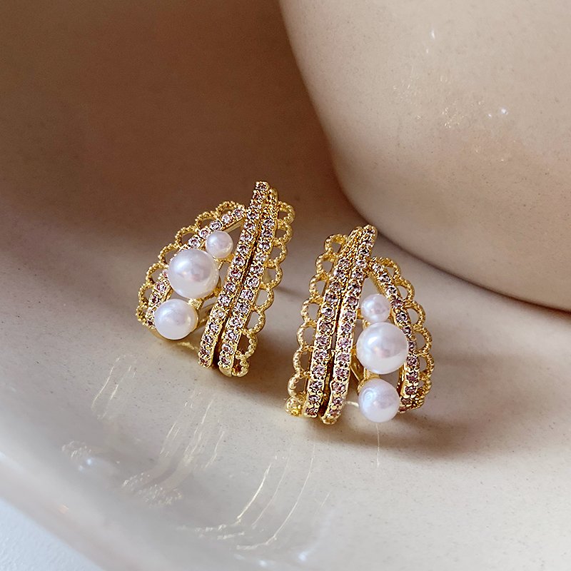 Gold studded pearl earrings for women 2024 new popular high-end earrings, niche unique design ear accessories