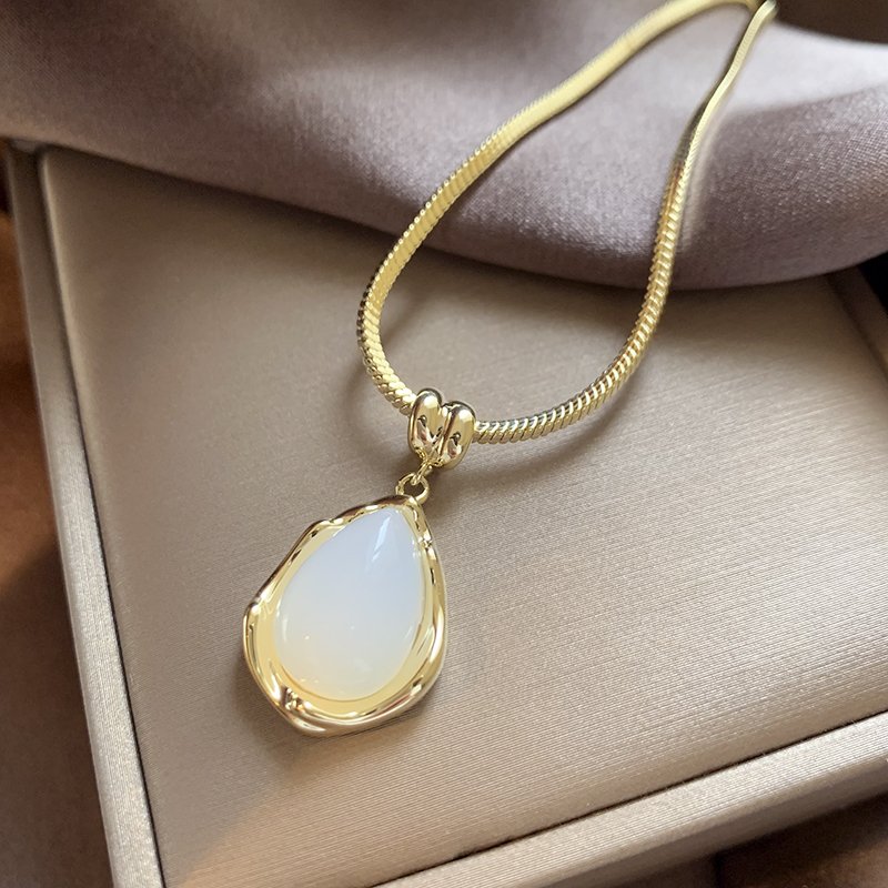 Golden chalcedony water droplet necklace for women, 2024 new popular item, collarbone chain accessory, high-end feeling, light luxury, niche necklace