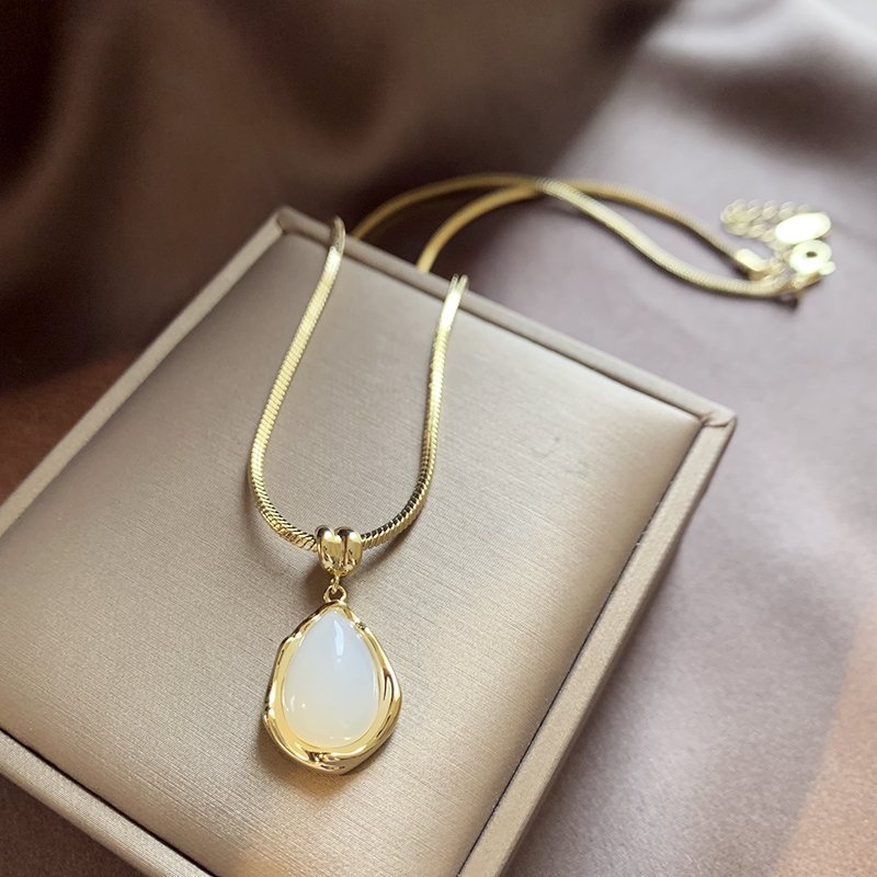 Golden chalcedony water droplet necklace for women, 2024 new popular item, collarbone chain accessory, high-end feeling, light luxury, niche necklace