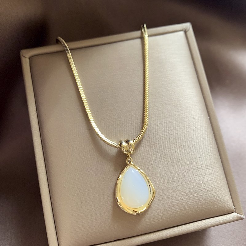 Golden chalcedony water droplet necklace for women, 2024 new popular item, collarbone chain accessory, high-end feeling, light luxury, niche necklace