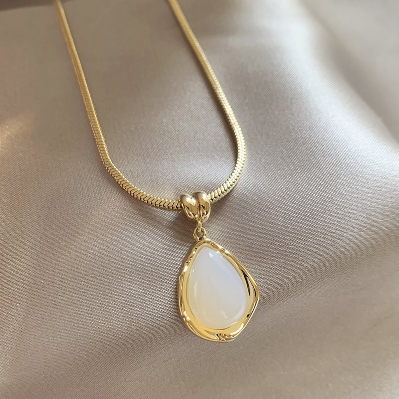 Golden chalcedony water droplet necklace for women, 2024 new popular item, collarbone chain accessory, high-end feeling, light luxury, niche necklace