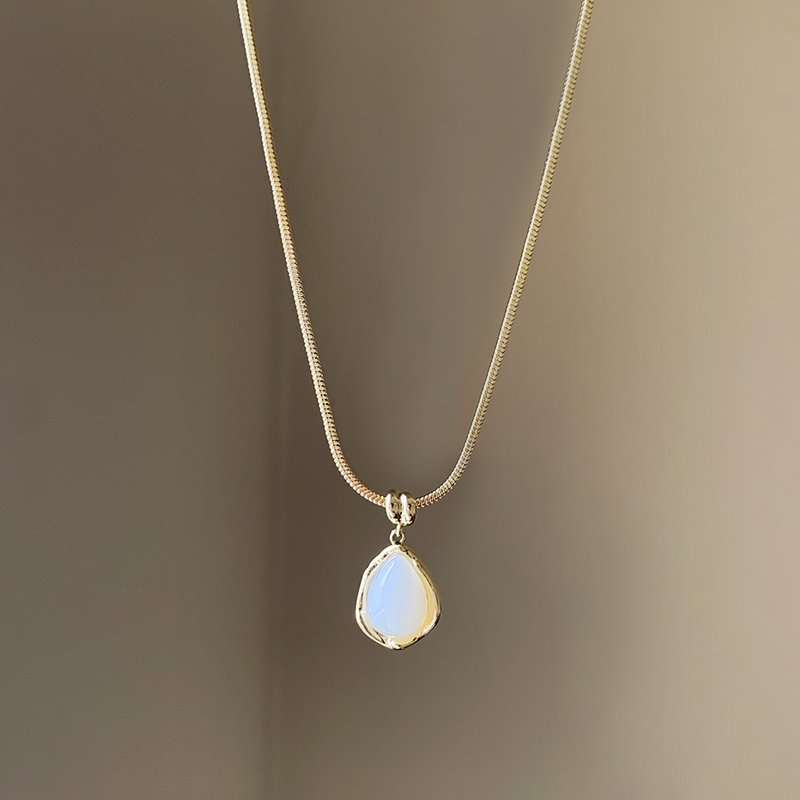 Golden chalcedony water droplet necklace for women, 2024 new popular item, collarbone chain accessory, high-end feeling, light luxury, niche necklace