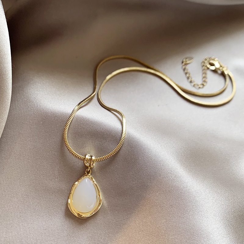 Golden chalcedony water droplet necklace for women, 2024 new popular item, collarbone chain accessory, high-end feeling, light luxury, niche necklace