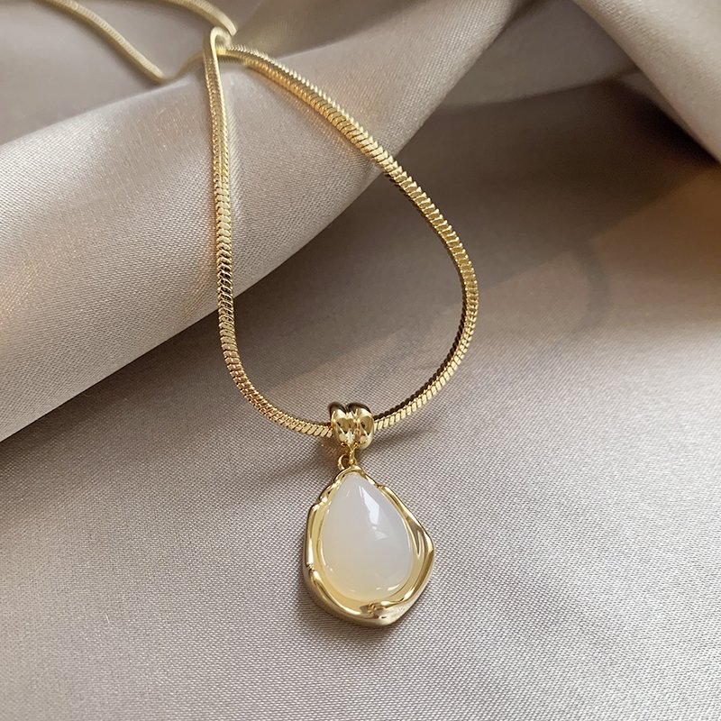 Golden chalcedony water droplet necklace for women, 2024 new popular item, collarbone chain accessory, high-end feeling, light luxury, niche necklace