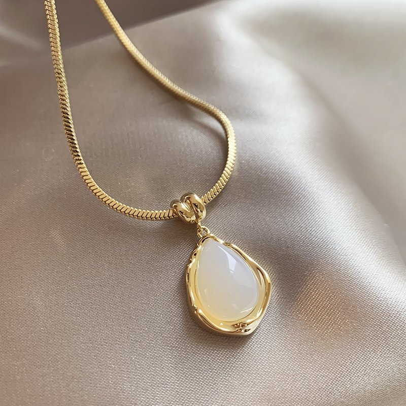 Golden chalcedony water droplet necklace for women, 2024 new popular item, collarbone chain accessory, high-end feeling, light luxury, niche necklace