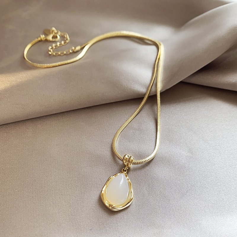 Golden chalcedony water droplet necklace for women, 2024 new popular item, collarbone chain accessory, high-end feeling, light luxury, niche necklace