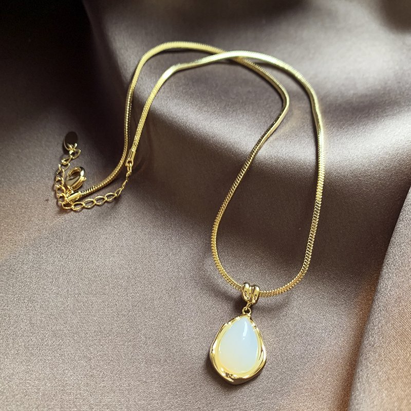 Golden chalcedony water droplet necklace for women, 2024 new popular item, collarbone chain accessory, high-end feeling, light luxury, niche necklace