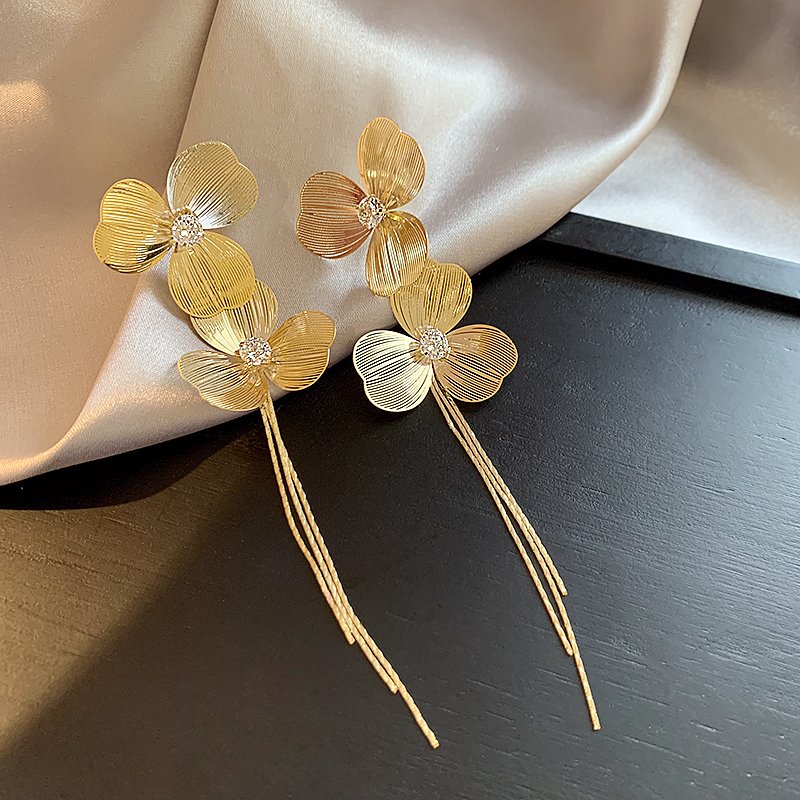 Golden flower tassel earrings for women, light luxury and high-end earrings, 2024 new popular item, niche and unique temperament earrings