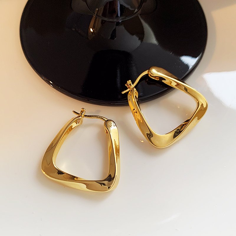 Golden geometric earrings for women, luxurious and high-end earrings, 2024 new popular earrings, niche and unique temperament earrings