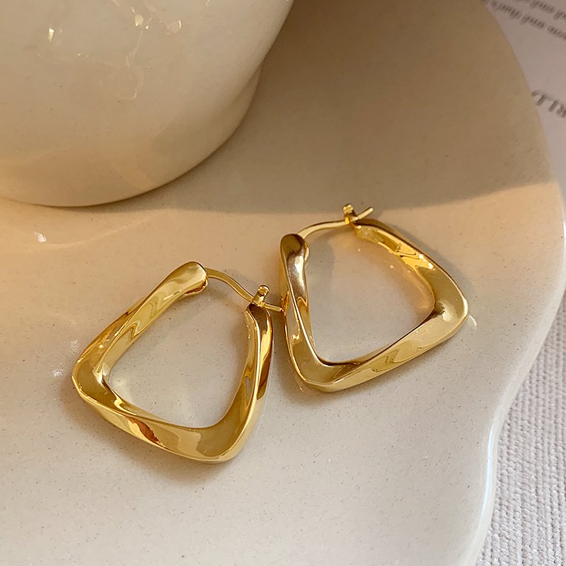 Golden geometric earrings for women, luxurious and high-end earrings, 2024 new popular earrings, niche and unique temperament earrings