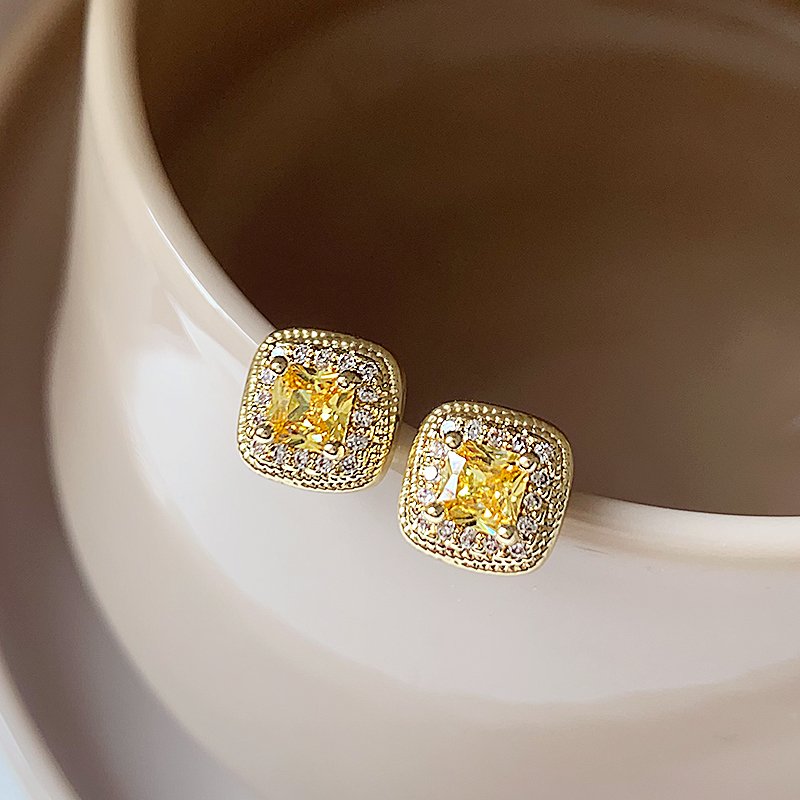 Golden small sugar earrings for women with a luxurious and high-end feel. 2024 new popular 925 pure silver stud post unique earrings