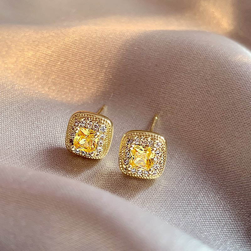 Golden small sugar earrings for women with a luxurious and high-end feel. 2024 new popular 925 pure silver stud post unique earrings