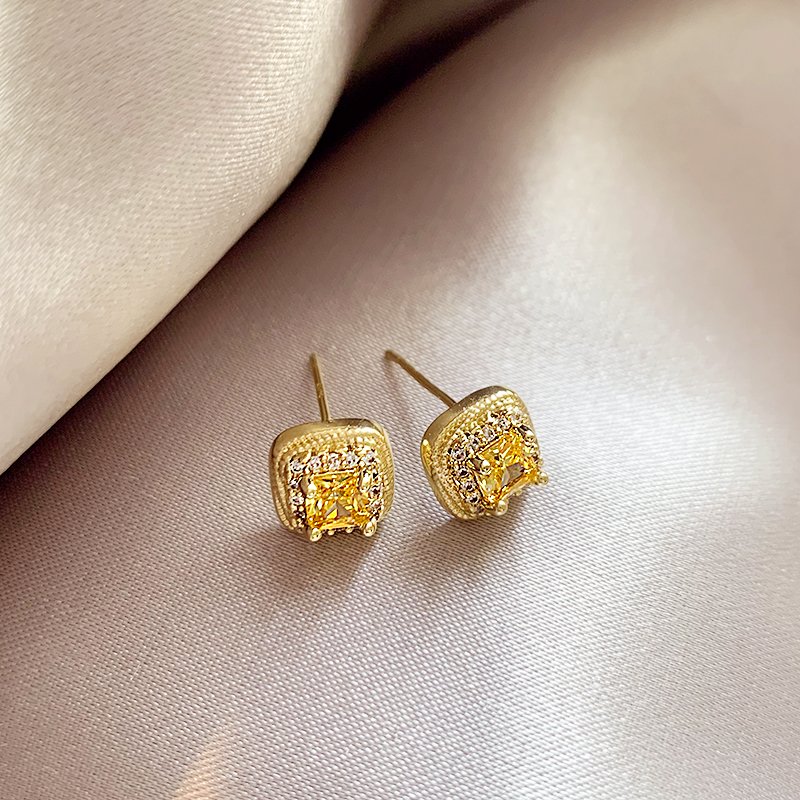 Golden small sugar earrings for women with a luxurious and high-end feel. 2024 new popular 925 pure silver stud post unique earrings