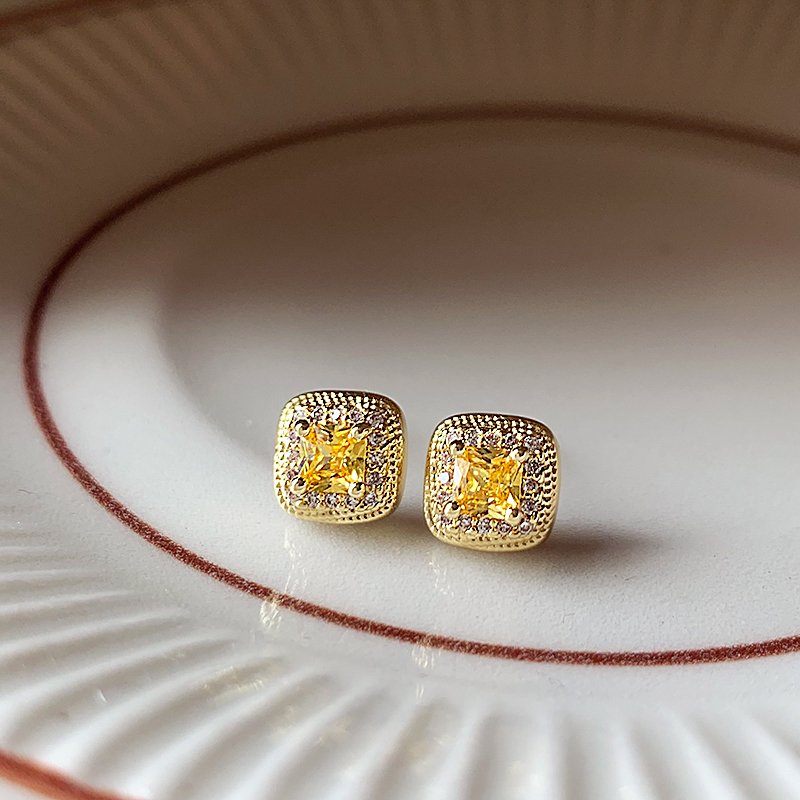 Golden small sugar earrings for women with a luxurious and high-end feel. 2024 new popular 925 pure silver stud post unique earrings