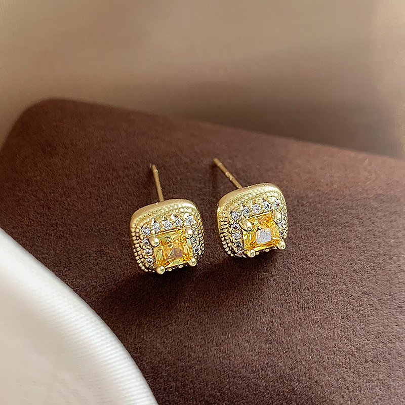 Golden small sugar earrings for women with a luxurious and high-end feel. 2024 new popular 925 pure silver stud post unique earrings