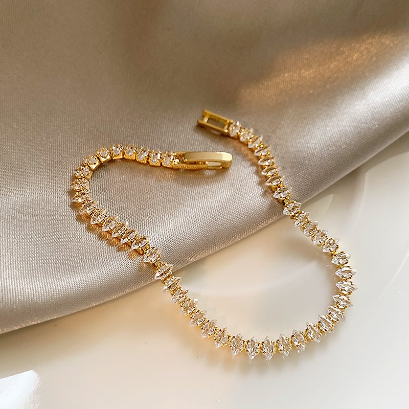 Golden zircon bracelet for women, light luxury, niche exquisite bracelet, 2024 new high-end retro bracelet