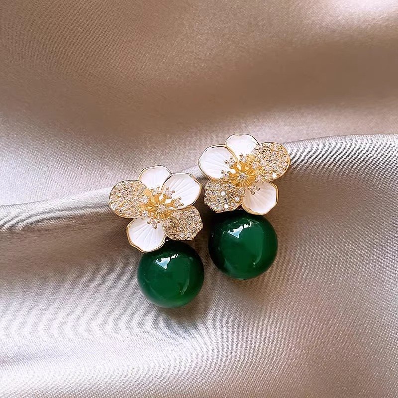 Grandmother Green Flower Earrings for Women 2024 New Popular Retro Light Luxury Earrings with High Quality and Atmospheric Charm Earrings