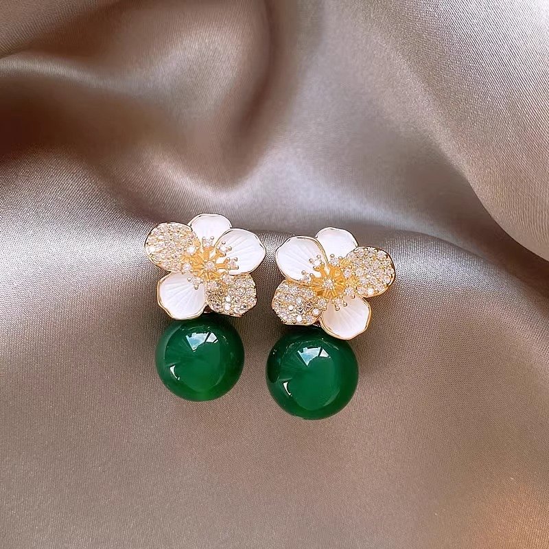 Grandmother Green Flower Earrings for Women 2024 New Popular Retro Light Luxury Earrings with High Quality and Atmospheric Charm Earrings