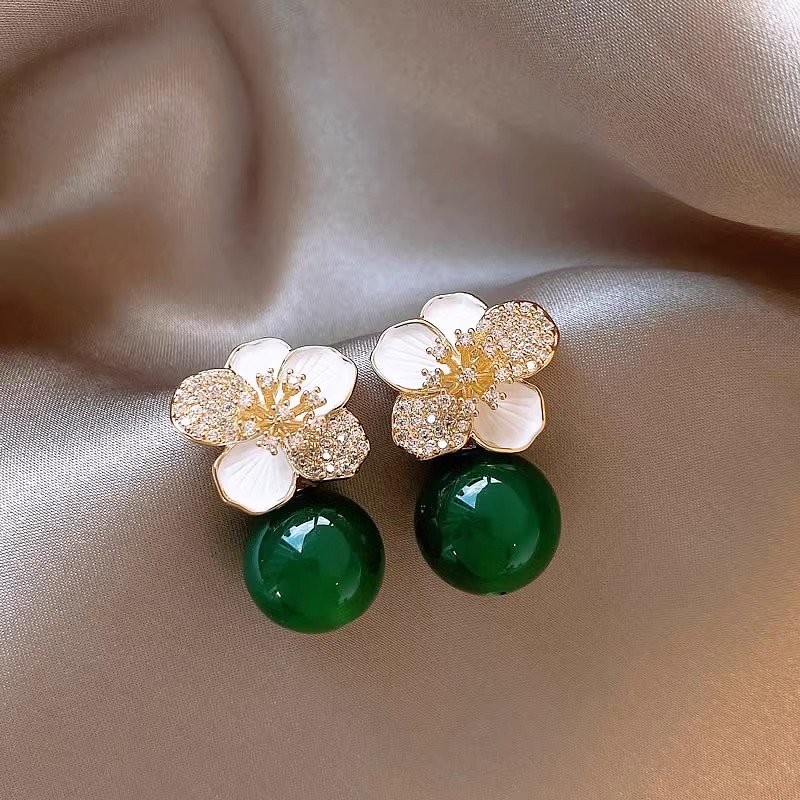 Grandmother Green Flower Earrings for Women 2024 New Popular Retro Light Luxury Earrings with High Quality and Atmospheric Charm Earrings