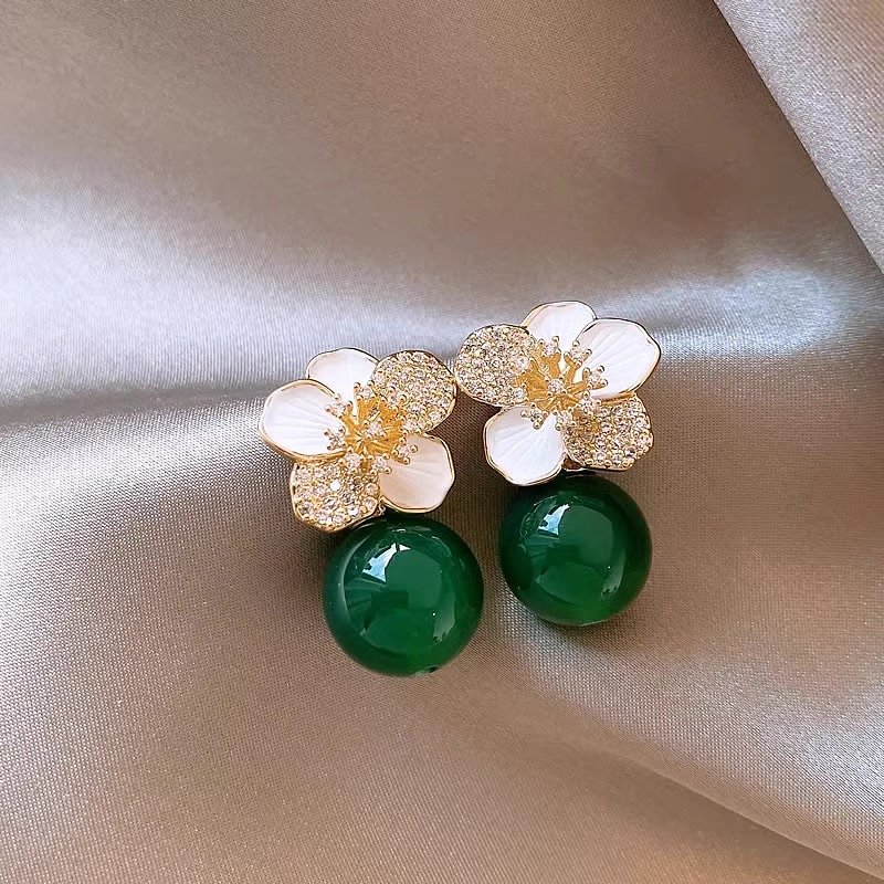 Grandmother Green Flower Earrings for Women 2024 New Popular Retro Light Luxury Earrings with High Quality and Atmospheric Charm Earrings