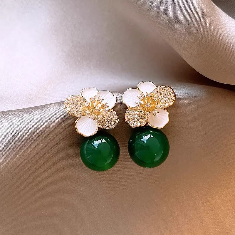 Grandmother Green Flower Earrings for Women 2024 New Popular Retro Light Luxury Earrings with High Quality and Atmospheric Charm Earrings