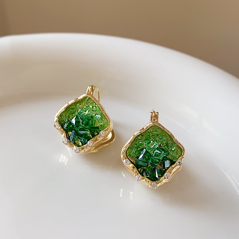 Green diamond studded crystal earrings, female 2024 new popular unique earrings, light luxury and high-end temperament earrings