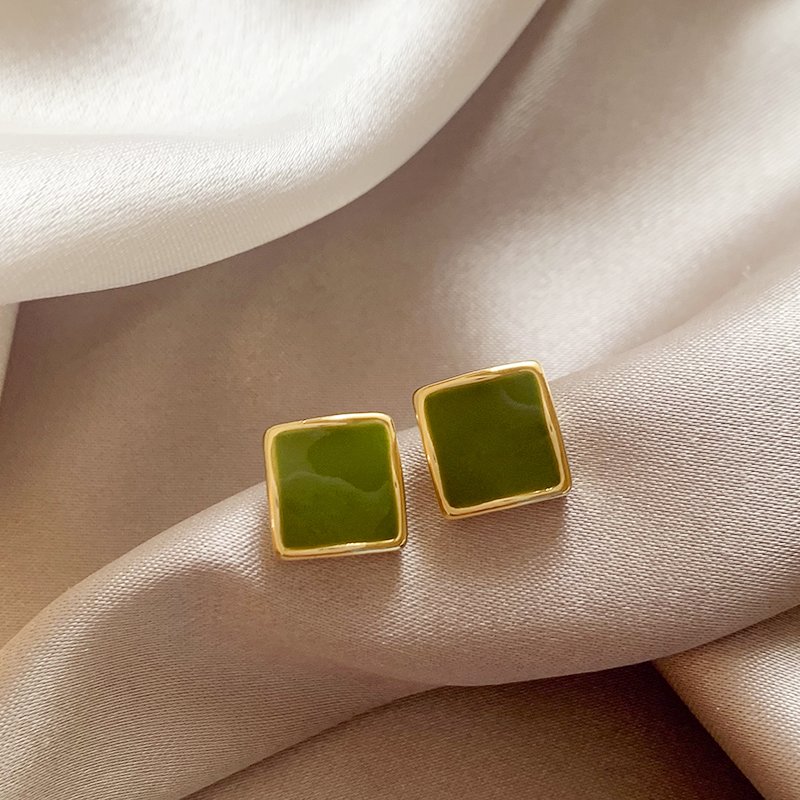 Green square earrings for women, 2024 new popular item, compact earrings, light luxury, high-end feeling, 925 sterling silver stud post earrings