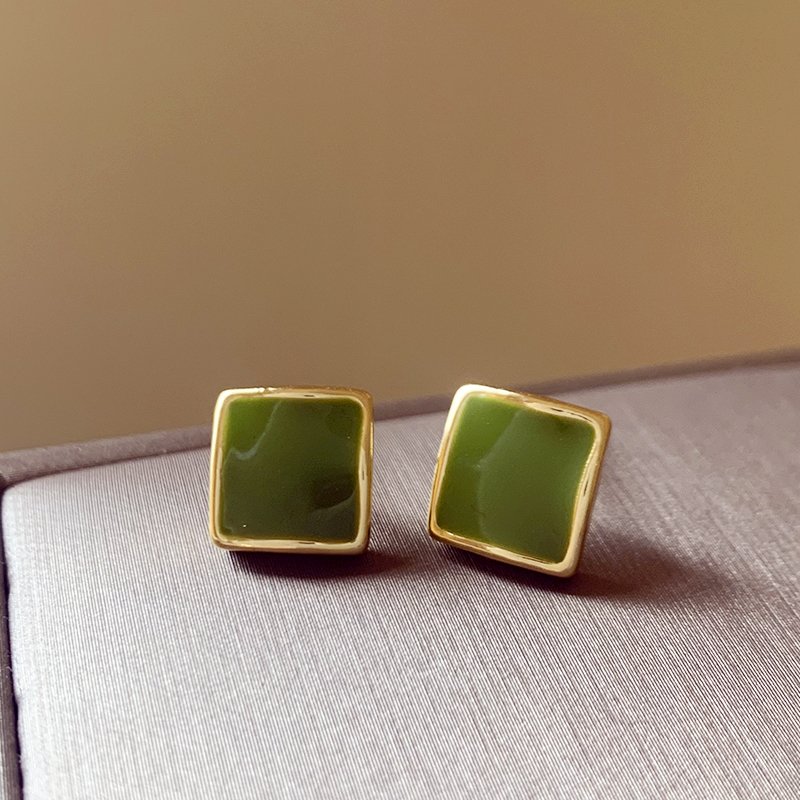 Green square earrings for women, 2024 new popular item, compact earrings, light luxury, high-end feeling, 925 sterling silver stud post earrings