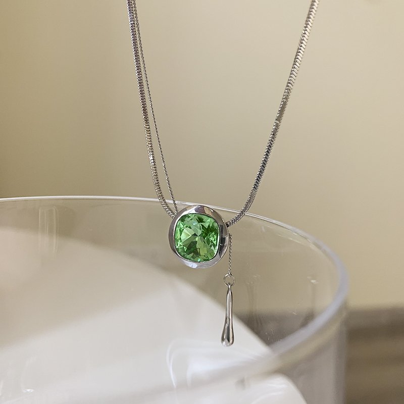 Green zircon necklace for women, light luxury, niche high-end, collarbone chain, 2024 new popular style, temperament necklace