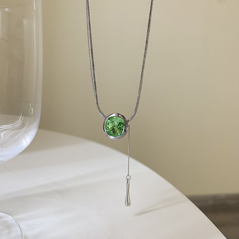 Green zircon necklace for women, light luxury, niche high-end, collarbone chain, 2024 new popular style, temperament necklace