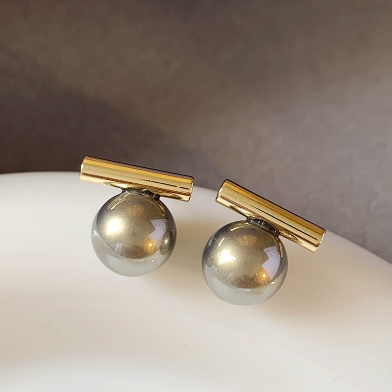 Grey pearl earrings for women, with a luxurious and high-end temperament. 2024 new popular and unique ear accessories