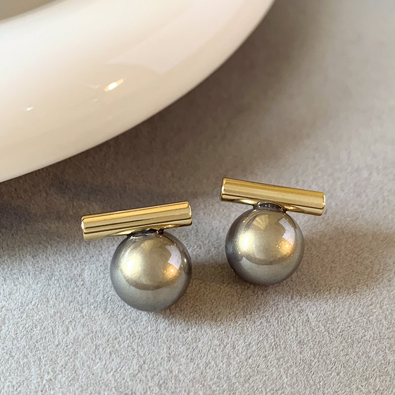 Grey pearl earrings for women, with a luxurious and high-end temperament. 2024 new popular and unique ear accessories