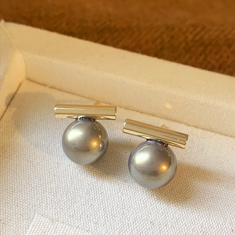 Grey pearl earrings for women, with a luxurious and high-end temperament. 2024 new popular and unique ear accessories