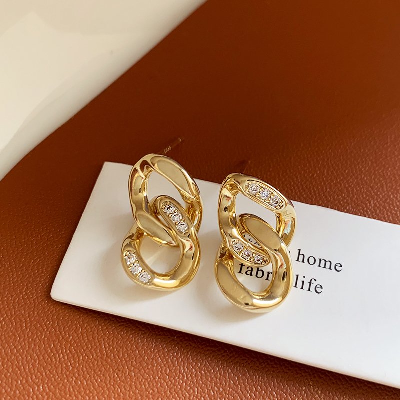 Interlocking earrings for women with a sense of luxury and light luxury temperament, 2024 new popular and unique earrings