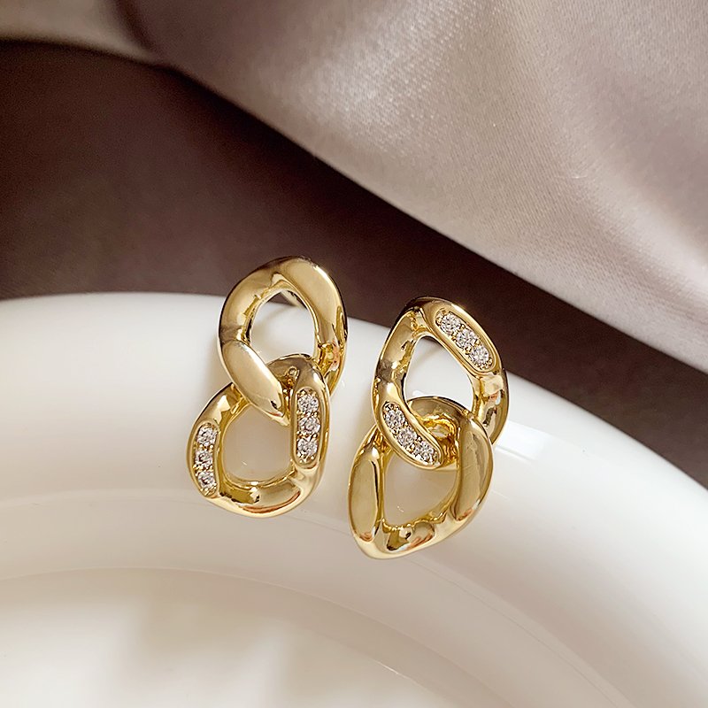 Interlocking earrings for women with a sense of luxury and light luxury temperament, 2024 new popular and unique earrings