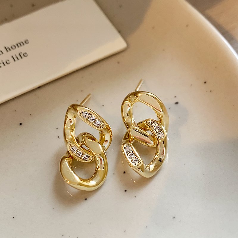 Interlocking earrings for women with a sense of luxury and light luxury temperament, 2024 new popular and unique earrings