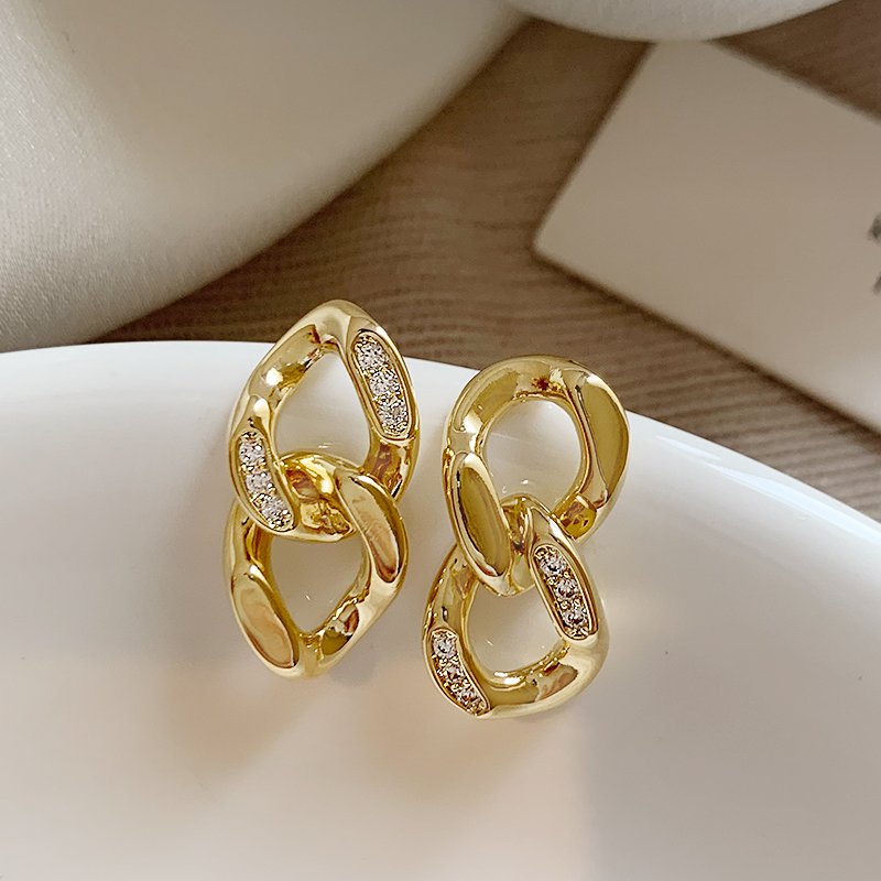 Interlocking earrings for women with a sense of luxury and light luxury temperament, 2024 new popular and unique earrings