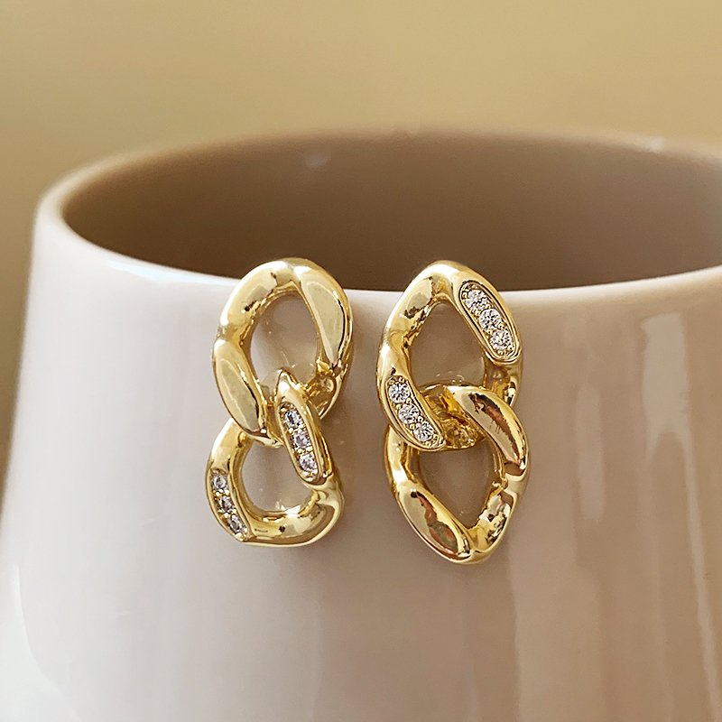 Interlocking earrings for women with a sense of luxury and light luxury temperament, 2024 new popular and unique earrings