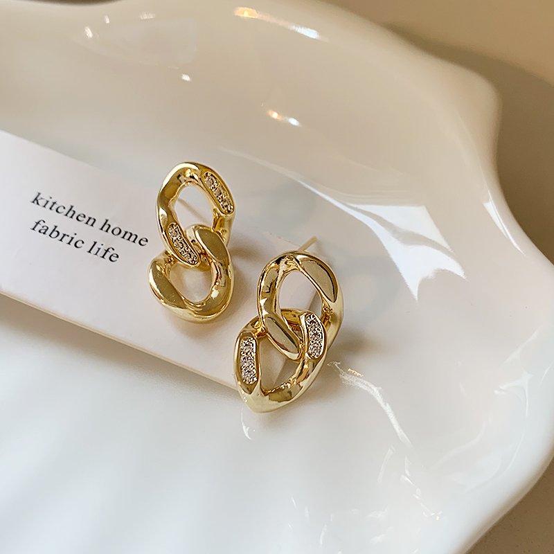 Interlocking earrings for women with a sense of luxury and light luxury temperament, 2024 new popular and unique earrings