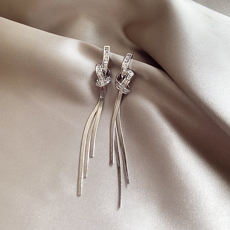 Knot tassel earrings for women, luxurious and high-end earrings, 2024 new popular style, unique temperament earrings