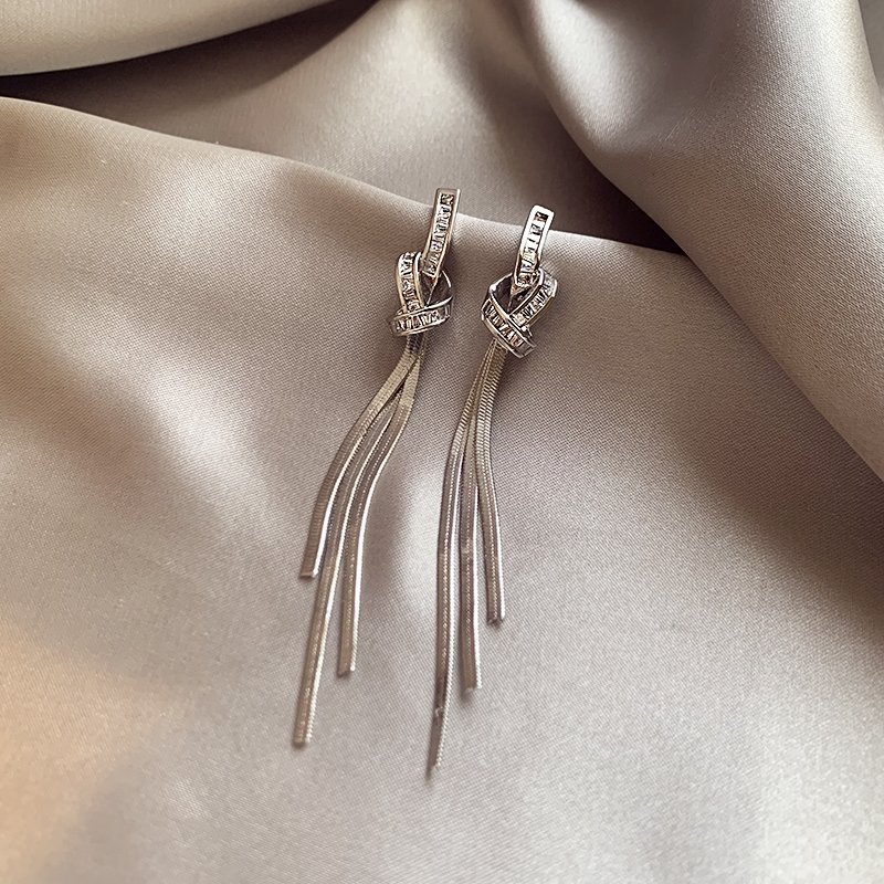 Knot tassel earrings for women, luxurious and high-end earrings, 2024 new popular style, unique temperament earrings