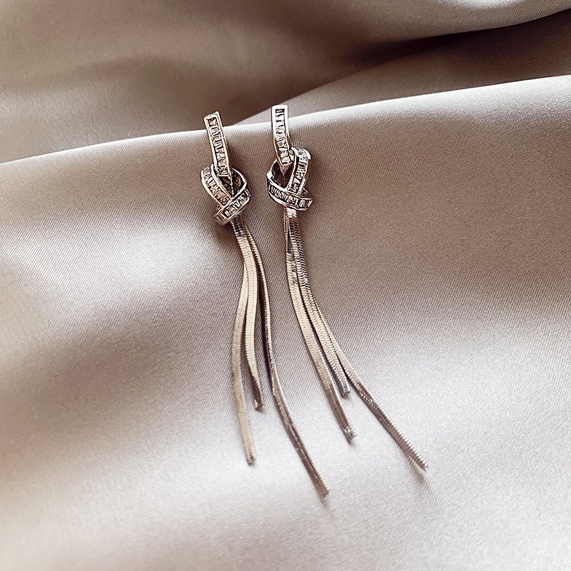 Knot tassel earrings for women, luxurious and high-end earrings, 2024 new popular style, unique temperament earrings