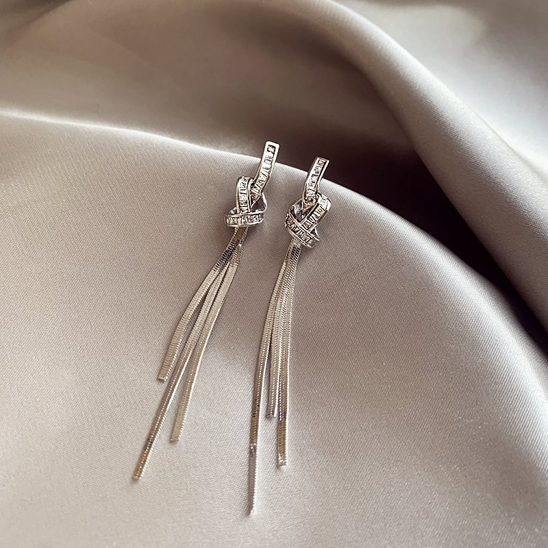 Knot tassel earrings for women, luxurious and high-end earrings, 2024 new popular style, unique temperament earrings