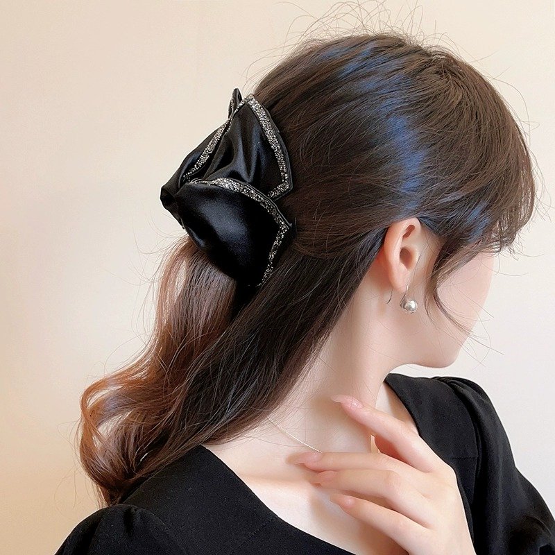 Light luxury rhinestone Hepburn style grab clip for women's high-end feeling 2024 new semi tied hair, ponytail shark clip headband hair clip